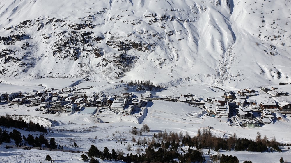 Het dorp Obergurgl in de sneeuw.